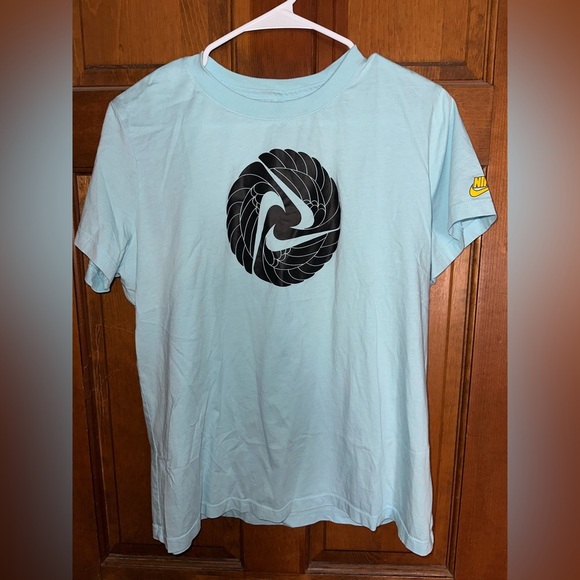 Nike YOUTH Light Blue T-Shirt with Black Graphic - Picture 1 of 2